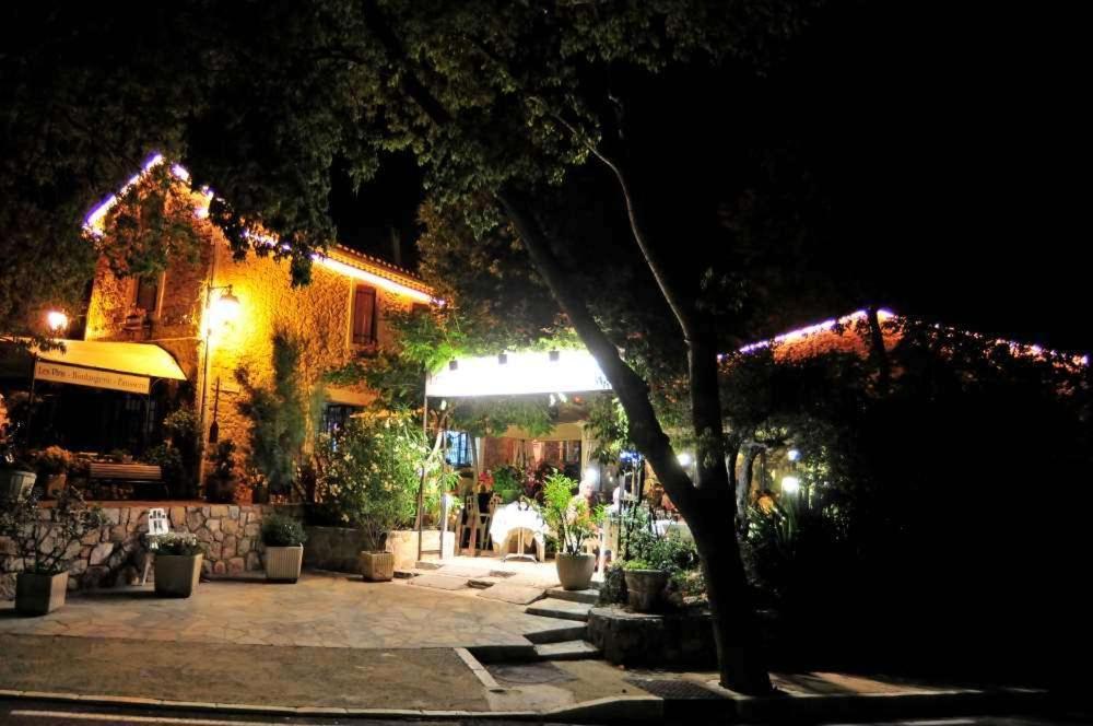Les Pins Restaurant Et Chambre D'Hotes Sillans la Cascade Bagian luar foto