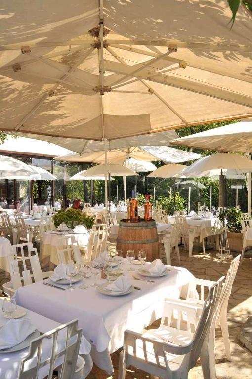 Les Pins Restaurant Et Chambre D'Hotes Sillans la Cascade Bagian luar foto