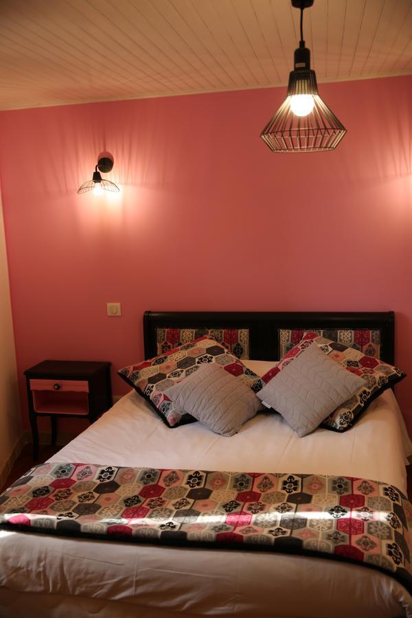 Les Pins Restaurant Et Chambre D'Hotes Sillans la Cascade Bagian luar foto